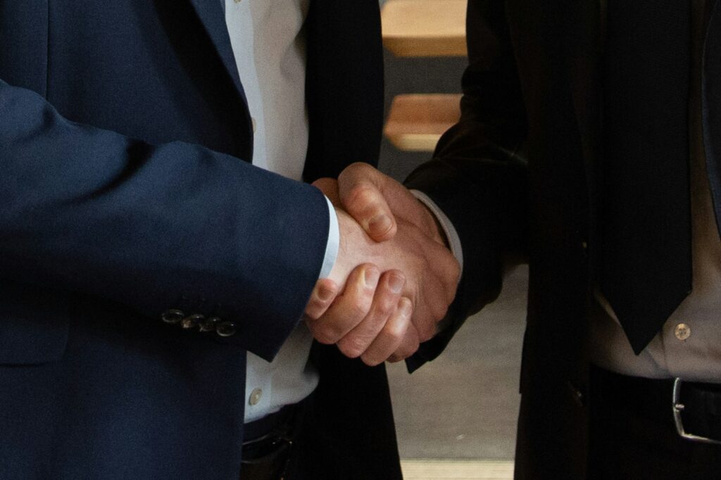 Two business partners shaking hands, representing the CloudconneXions.ca agent partnership program